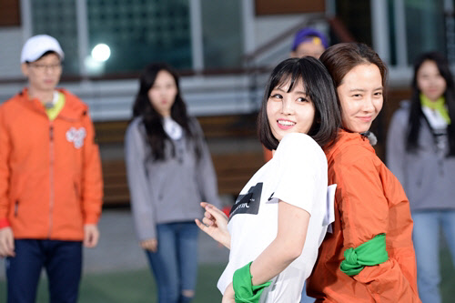 트와이스 모모와 합동 댄스를 선보이는 배우 송지효 모습. <SBS 제공>